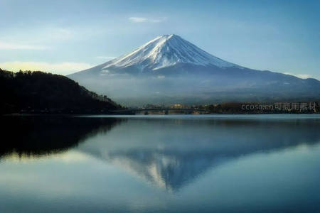 富士山倒影湖面如诗如画