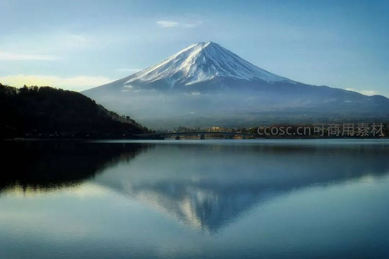 富士山倒影湖面如诗如画