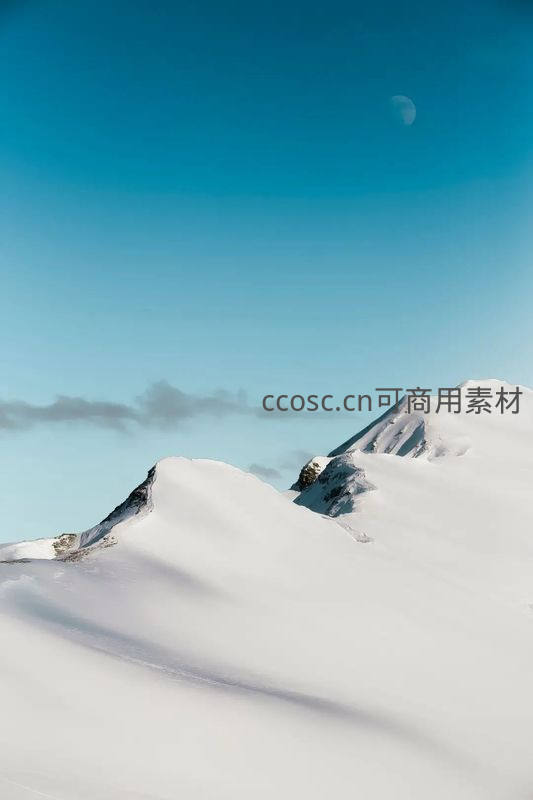 纯净雪原与弯月共舞天际