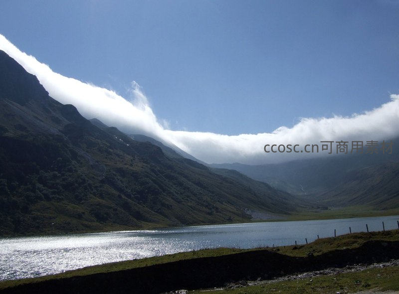 高山湖泊云带飘过碧波荡漾