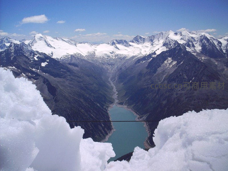 雪山峡谷中的碧蓝湖泊