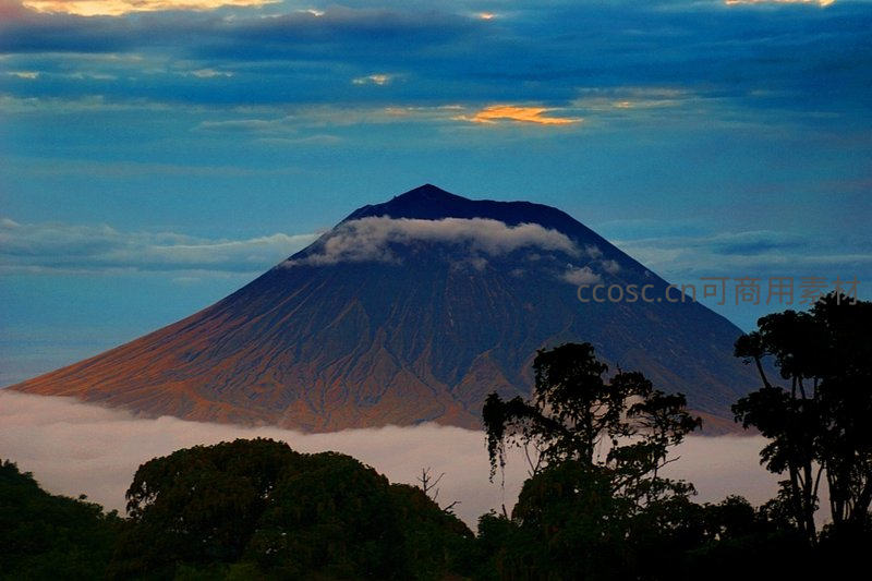 云海之上的火山锥形山