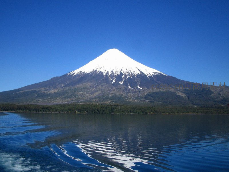 湖面倒影的完美雪峰