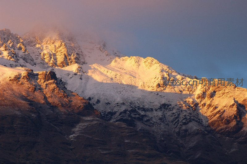 夕阳余晖为雪峰勾勒出温暖轮廓