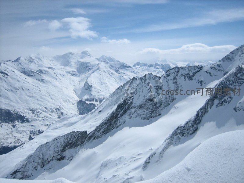 雪覆群峰连绵，冰川闪耀银光