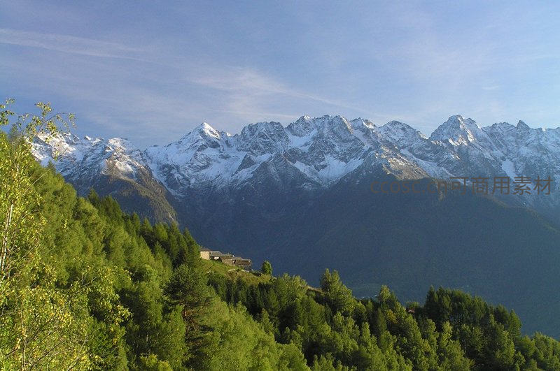 青翠山林环抱，远眺雪峰巍峨