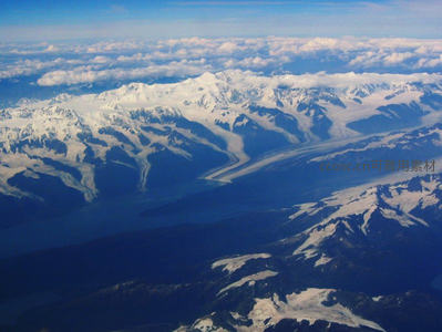 航拍雪山冰川，云海缭绕壮丽山河