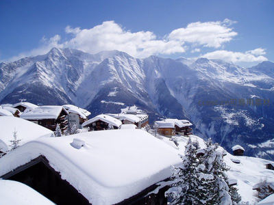 雪覆山村，群山环抱如画