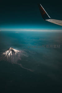 机翼掠过云海俯瞰雪山
