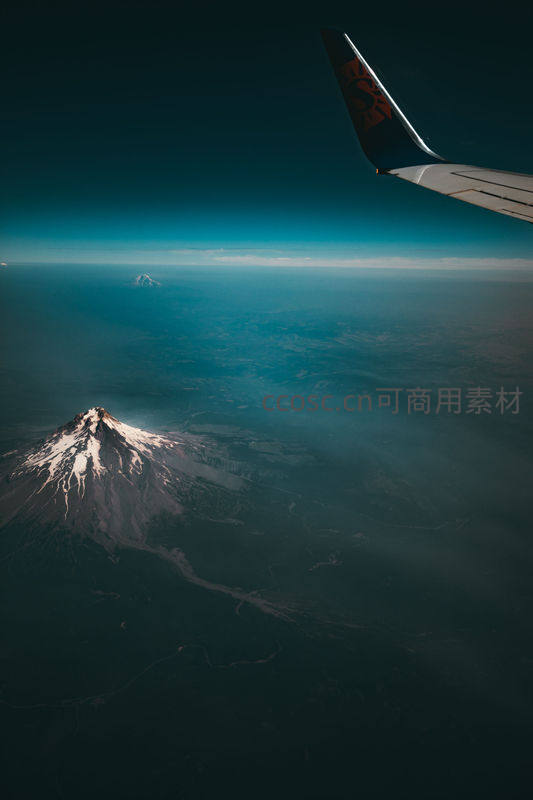 机翼掠过云海俯瞰雪山