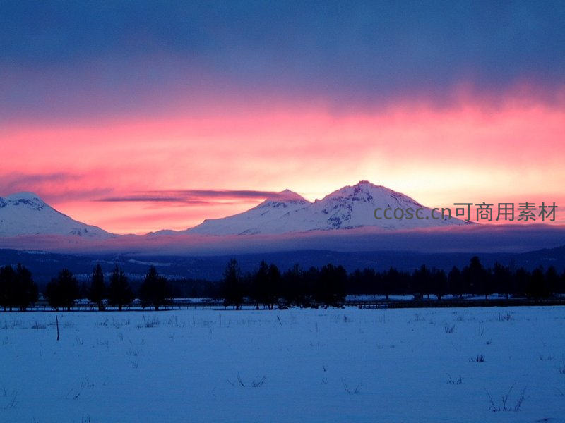 雪峰夕照，霞光染天际