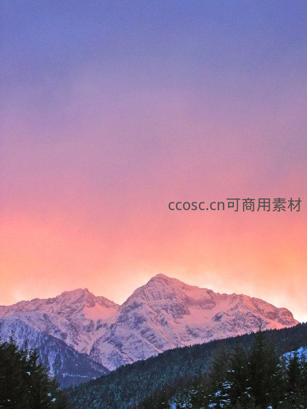 暮色雪山披上霞光外衣