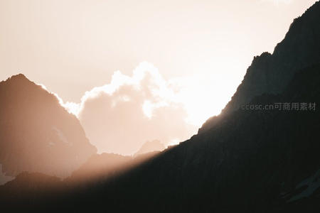 夕阳穿透山峦的壮丽剪影
