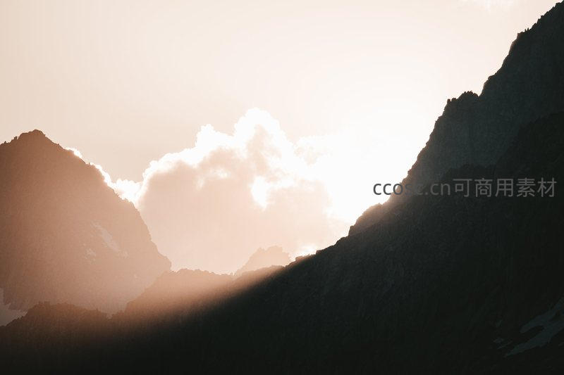 夕阳穿透山峦的壮丽剪影