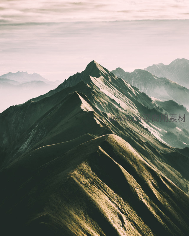 层峦叠嶂的苍茫山脊线