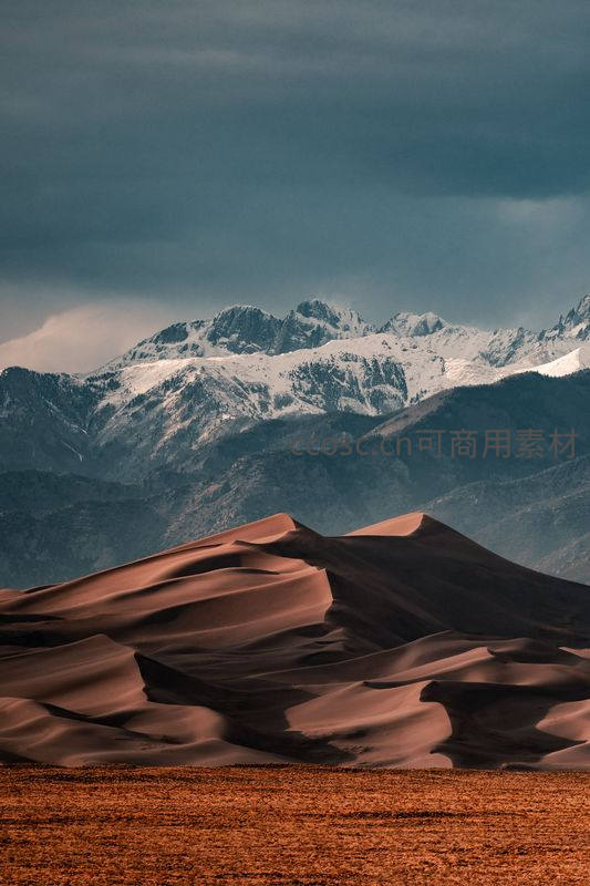 沙丘与雪山对峙的奇幻地貌景观