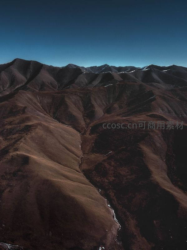 深邃峡谷与褐土山脉的航拍奇观