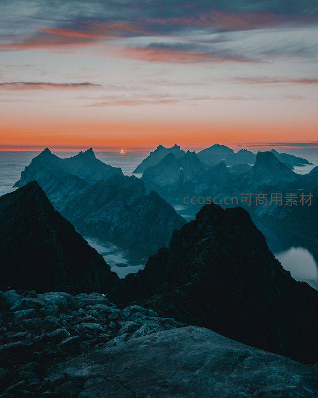 日落峰峦，霞光染透群山之巅
