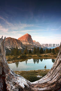 枯木框景，倒影湖中的红色山峰