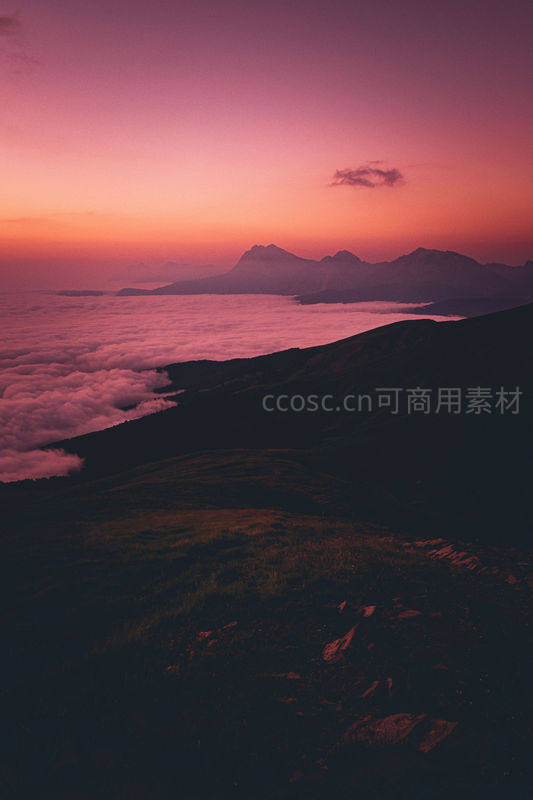 云海日出，山峦如黛染霞光