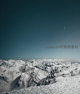 雪域苍穹，万峰连绵入云霄