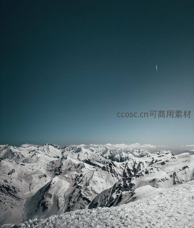 雪域苍穹，万峰连绵入云霄