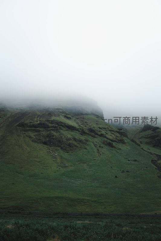 雾锁青峦，苔原幽静似仙踪