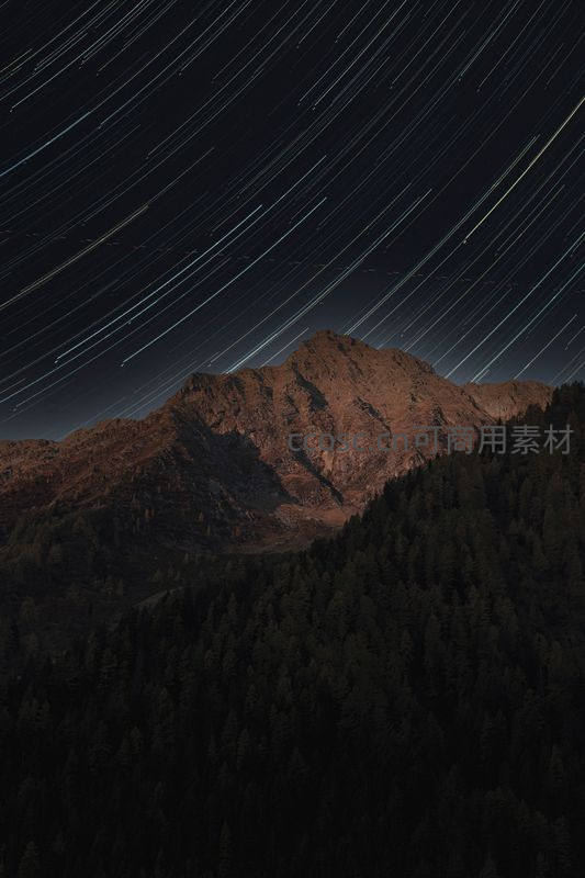星轨划过山巅，夜空如墨画