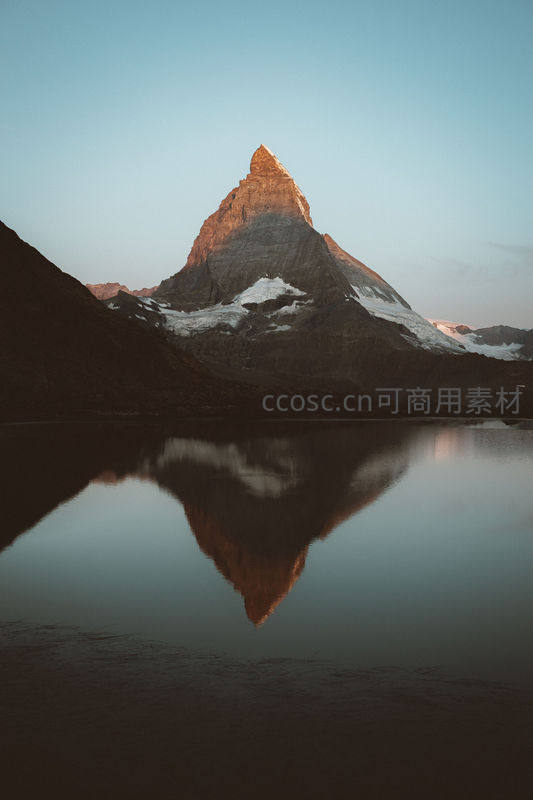 雪山倒映湖面，晨曦初照
