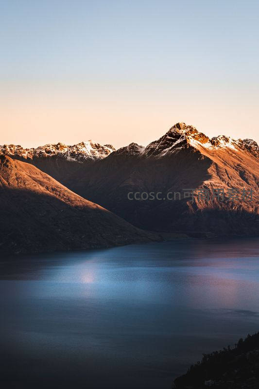 金色山峦映照在幽蓝湖面