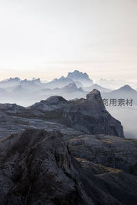 云海缭绕群山，仙境般朦胧