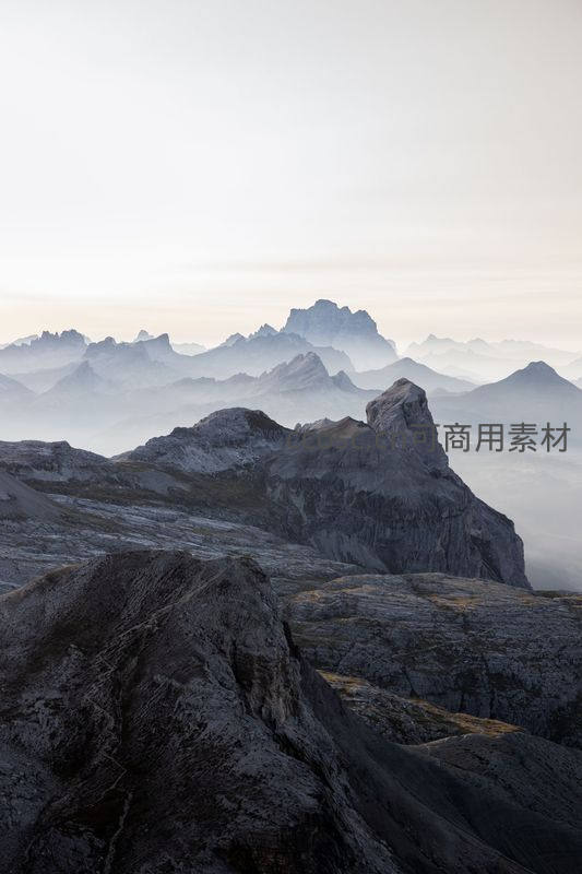 云海缭绕群山，仙境般朦胧