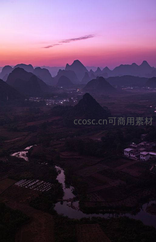 喀斯特地貌在霞光中苏醒
