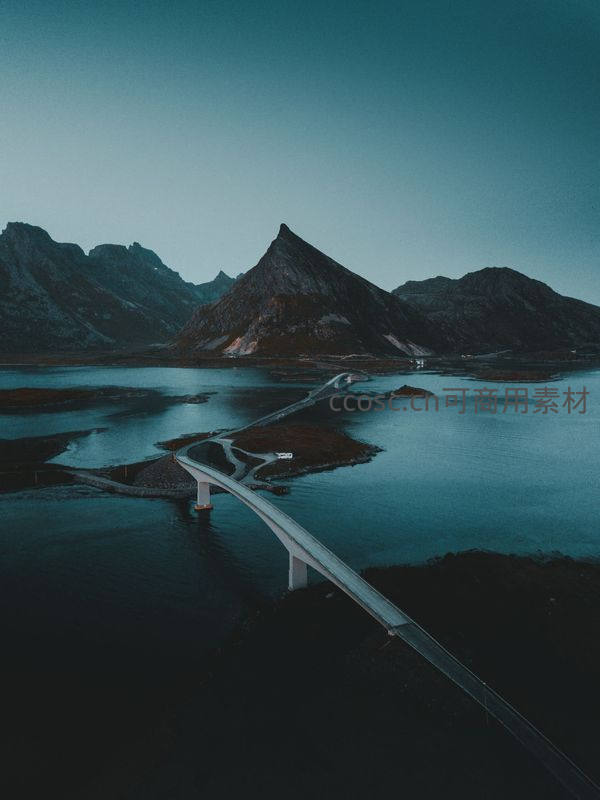 蜿蜒跨海大桥连接山峦与岛屿