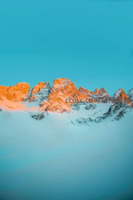 金色晨曦点燃雪山之巅