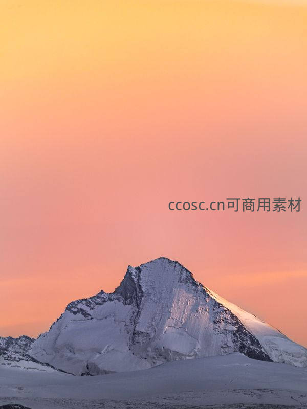 夕阳为圣洁雪山披上霞光
