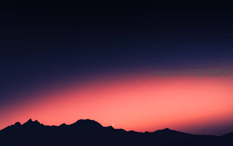 暮色山峦与新月辉映的宁静夜空