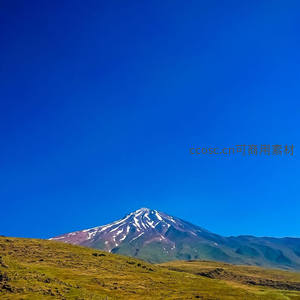 雪峰巍峨耸立于碧空之下的壮丽山景