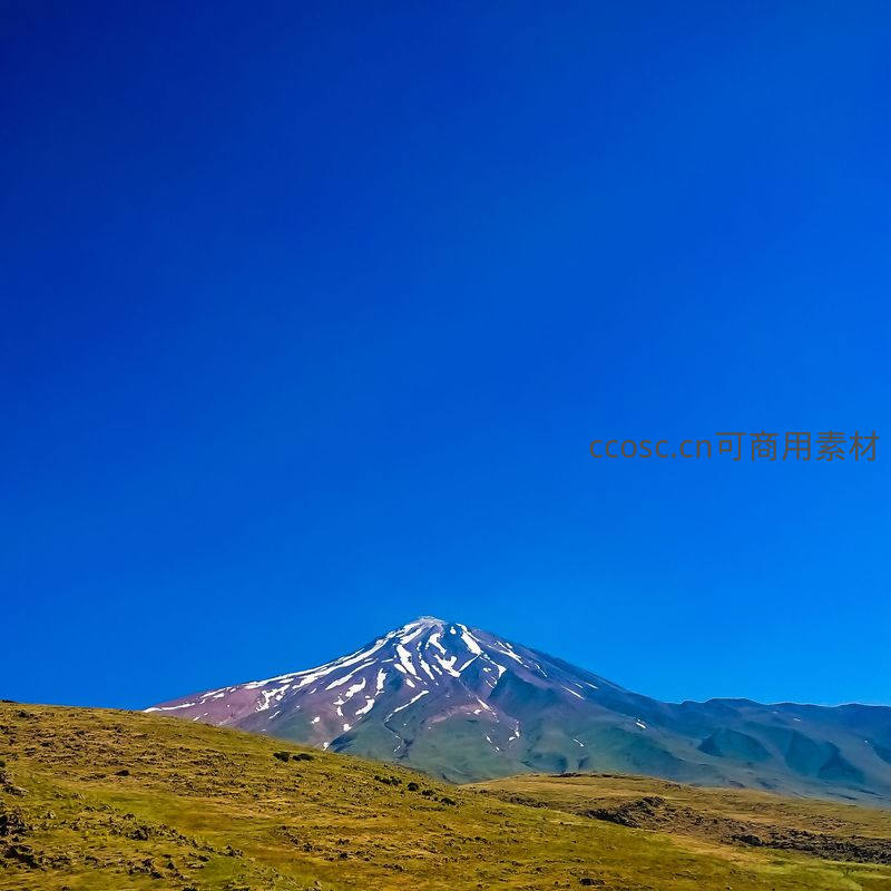 雪峰巍峨耸立于碧空之下的壮丽山景
