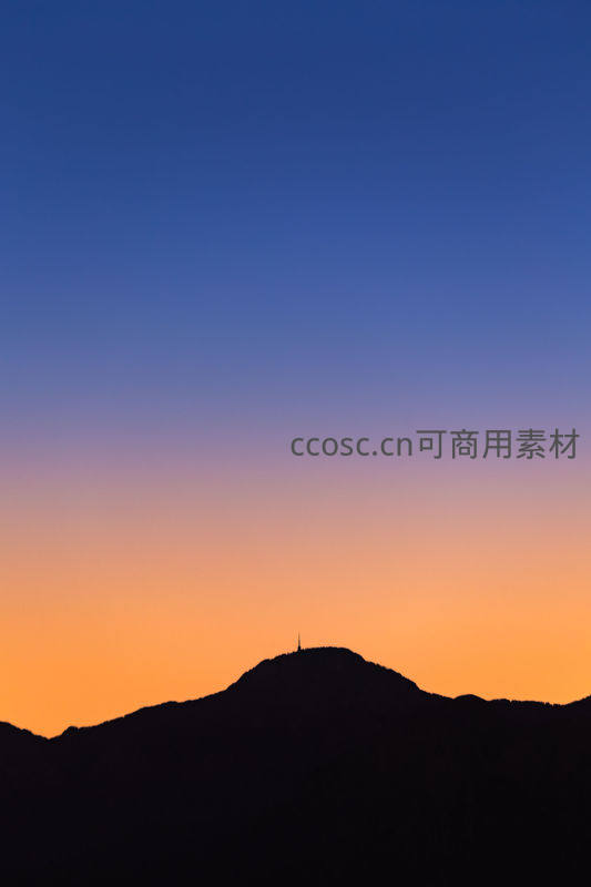 山巅孤塔，暮色渐浓时