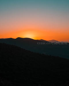 夕阳熔金洒满连绵起伏的山峦