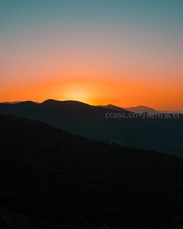 夕阳熔金洒满连绵起伏的山峦