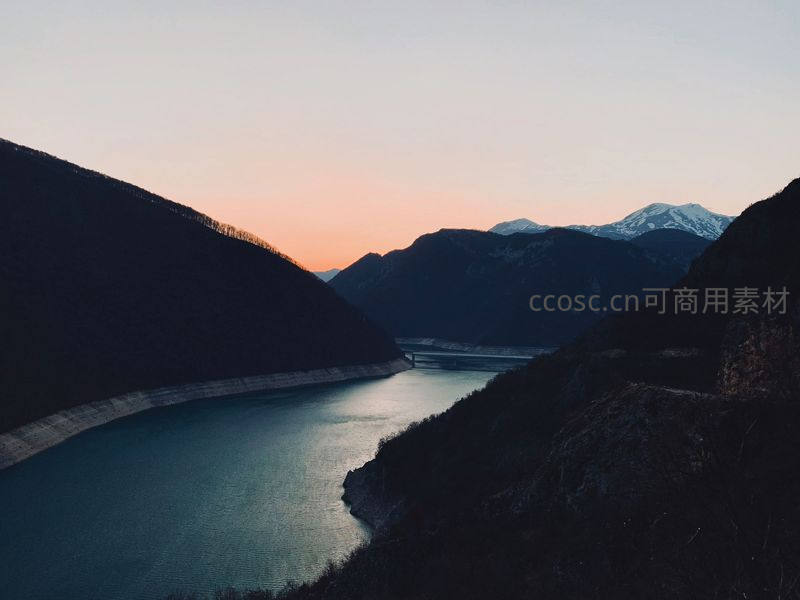 峡谷水库，夕阳映碧波