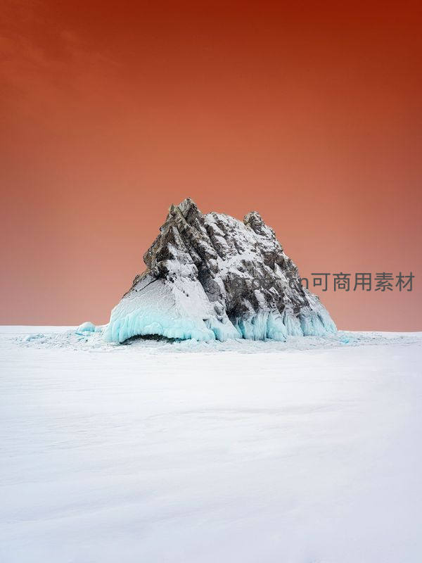 冰封巨岩，赤空映苍茫