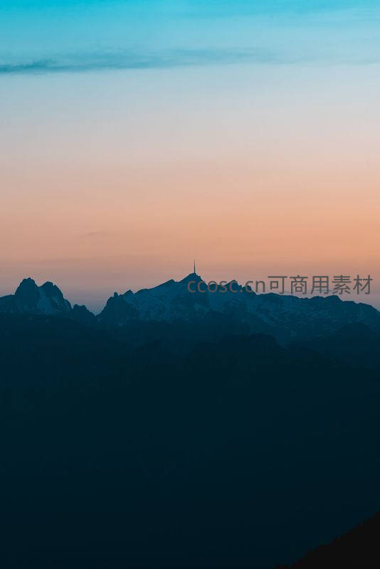 远山剪影，霞光染天边