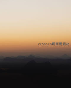 层峦叠嶂，雾霭锁晨昏