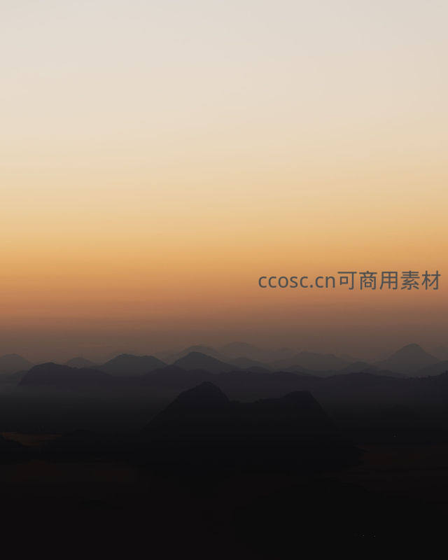 层峦叠嶂，雾霭锁晨昏