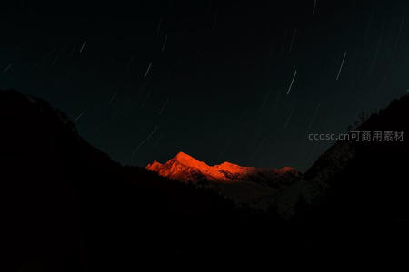 星轨绕雪峰，赤光耀夜空