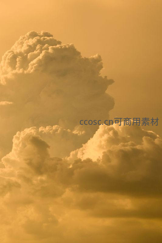 金色阳光穿透厚重云层，辉煌壮丽