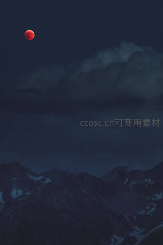血月高悬雪山之巅夜空
